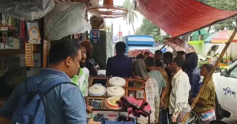 চুরি হওয়া দোকানে পুলিশের পরিদর্শন